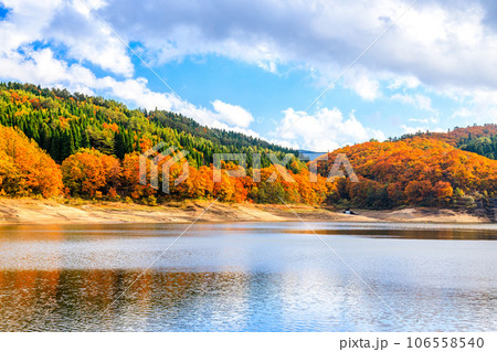 紅葉と湖と空｜恩原湖 106558540