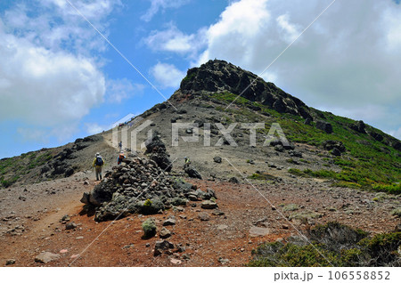 福島県　安達太良山　登山道　牛の背から見上げる山頂の溶岩ドーム 106558852