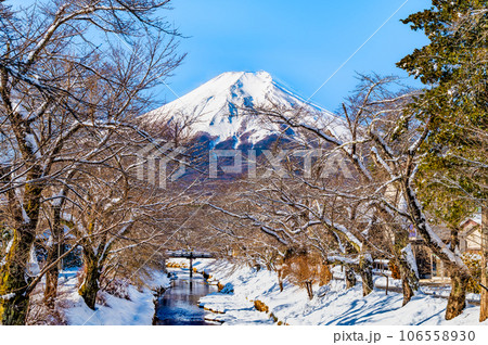 山梨 忍野村の雪景色　～新名庄川から富士山を望む～ 106558930