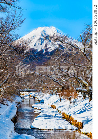 山梨 忍野村の雪景色　～新名庄川から富士山を望む～ 106558932