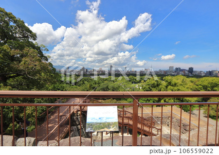 福岡城 天守台から眺める福岡タワー、ももち浜、大濠池方面の景色 106559022