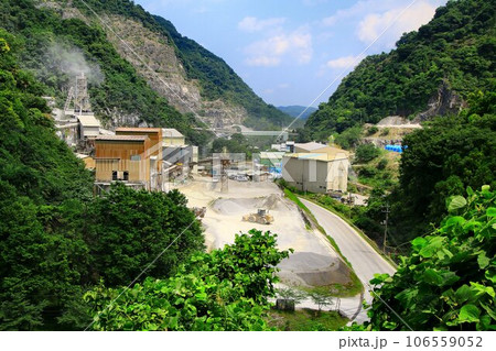 インフラ整備・国土強靭化を下支えする… 石灰石の採掘場 106559052