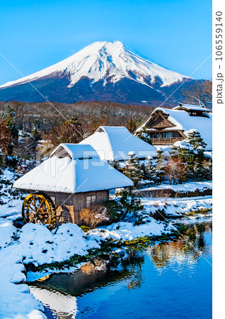 雪化粧の忍野八海と富士山 106559140