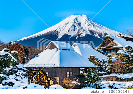 雪化粧の忍野八海と富士山 106559148