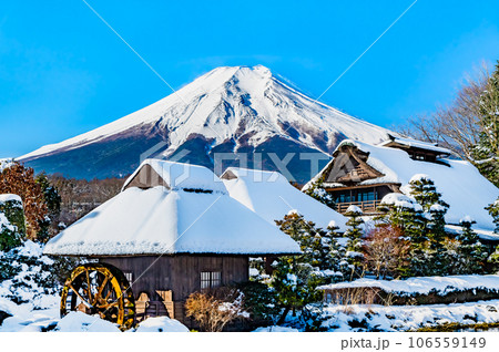雪化粧の忍野八海と富士山 雪化粧の忍野八海と富士山 106559149