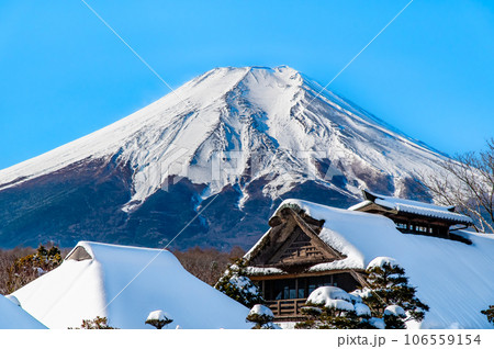 雪化粧の忍野八海と富士山 106559154