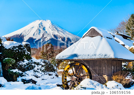 雪化粧の忍野八海と富士山 106559156
