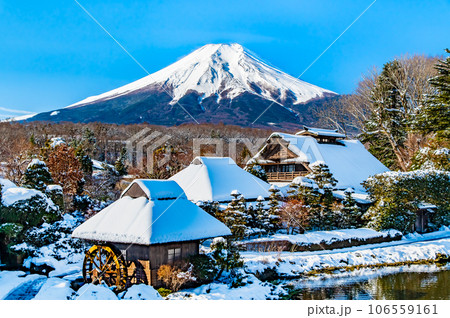 雪化粧の忍野八海と富士山 106559161