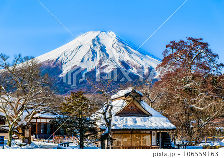 雪化粧の忍野八海と富士山 106559163