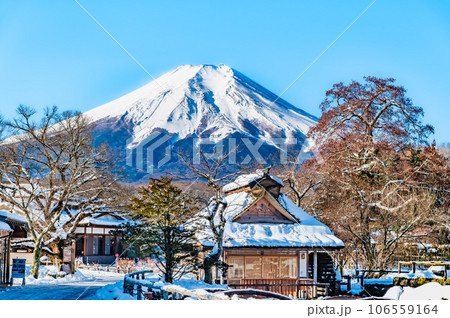 雪化粧の忍野八海と富士山 106559164