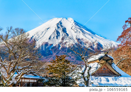 雪化粧の忍野八海と富士山 雪化粧の忍野八海と富士山 106559165