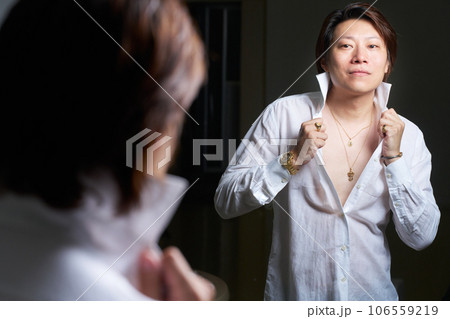 鏡の前で支度をするアクセサリー好きの男性 メンズジュエリー ファッション イメージ 鏡の前で支度をするアクセサリー好きの男性 メンズジュエリー ファッション イメージ 106559219