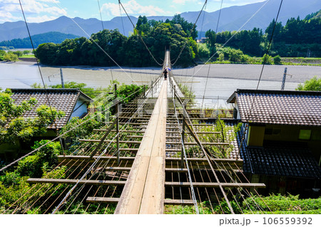 民家と吊り橋 民家と吊り橋 106559392