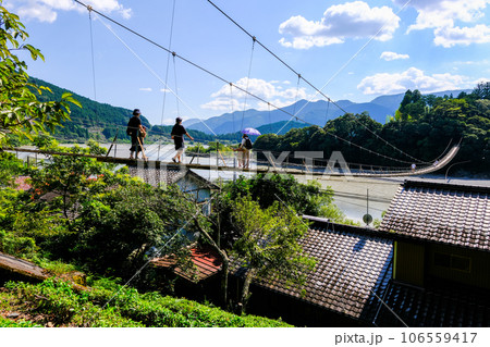 吊り橋を渡る観光客 106559417
