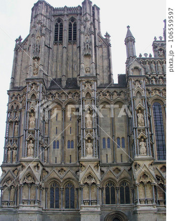 イギリス　イングランド　サマセット州　ウェルズ大聖堂　西ファサード北側のバットレスの壁龕 106559597