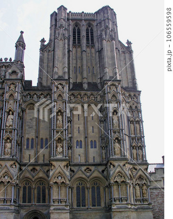 イギリス　イングランド　サマセット州　ウェルズ大聖堂　西ファサード南側のバットレスの壁龕  106559598