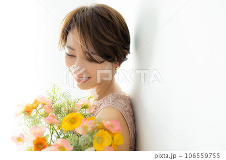 花束を持つ女性 106559755
