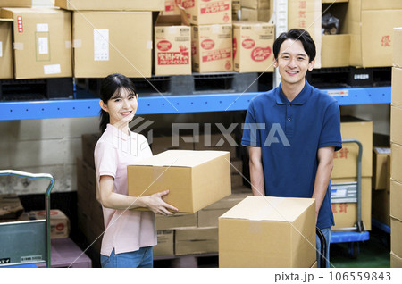 倉庫で働く男女の従業員 106559843