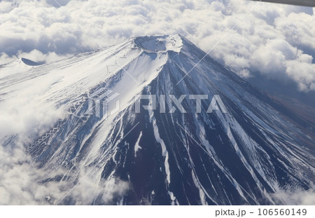 飛行機から見た白銀の富士山 飛行機から見た白銀の富士山 106560149