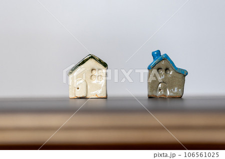 陶器でできた2軒の小さなかわいいおうち 106561025