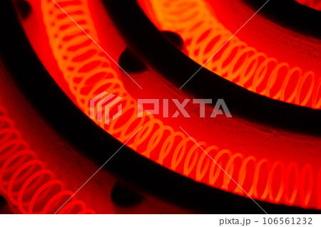 真っ赤に加熱した電熱線（コイルニクロム線）・レトロな電気コンロの五徳部分接写写真 106561232
