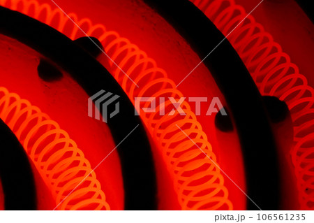 真っ赤に加熱した電熱線(コイルニクロム線)・レトロな電気コンロの五徳部分接写写真 真っ赤に加熱した電熱線(コイルニクロム線)・レトロな電気コンロの五徳部分接写写真 106561235
