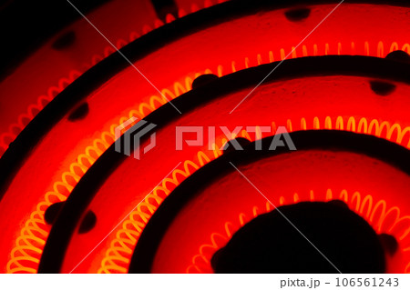 真っ赤に加熱した電熱線（コイルニクロム線）・レトロな電気コンロの五徳部分接写写真 106561243