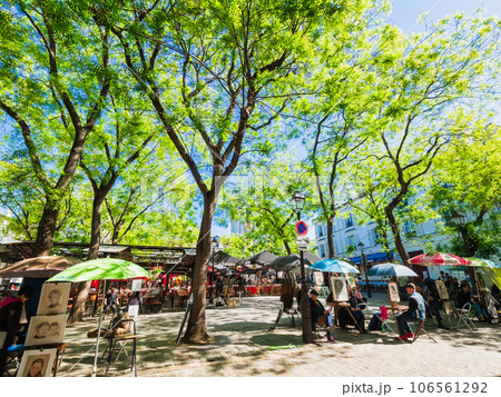 パリ　芸術家が集うテルトル広場　※一部ソフトフォーカス 106561292