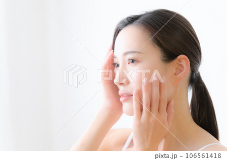 エステや美容などのイメージで使いやすい素肌感のある美しい女性 横顔 見上げる	 106561418