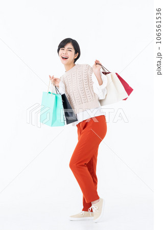 買い物をする若い女性 106561536