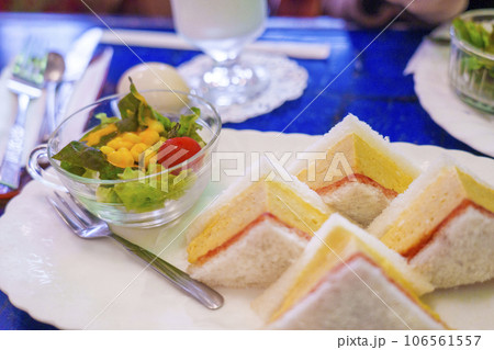 レトロな喫茶店の厚焼き卵サンドイッチのモーニングセット 106561557