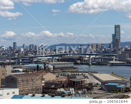 橋の上から見る大阪の街並みと河川の風景 106561644