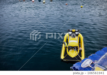 観光地の港の水上バイクの風景 観光地の港の水上バイクの風景 106561941