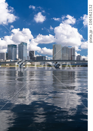 《東京都》立ち並ぶタワーマンション・夏空の東京ベイエリア 《東京都》立ち並ぶタワーマンション・夏空の東京ベイエリア 106562132
