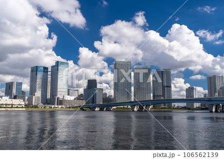 《東京都》立ち並ぶタワーマンション・夏空の東京ベイエリア 《東京都》立ち並ぶタワーマンション・夏空の東京ベイエリア 106562139