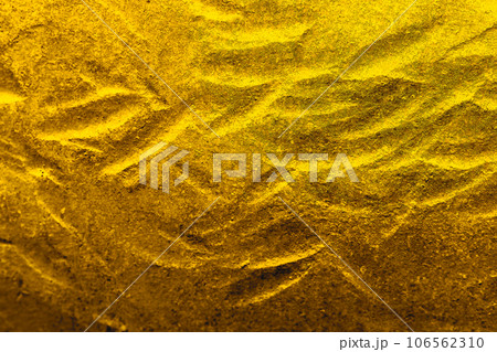 古代の財宝風の荒い凹凸と波柄模様の入った黄金色のテクスチャー 106562310