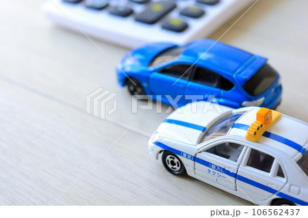 青いミニカーとタクシーのミニカーと電卓 青いミニカーとタクシーのミニカーと電卓 106562437