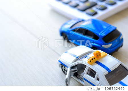 青いミニカーとタクシーのミニカーと電卓 106562442