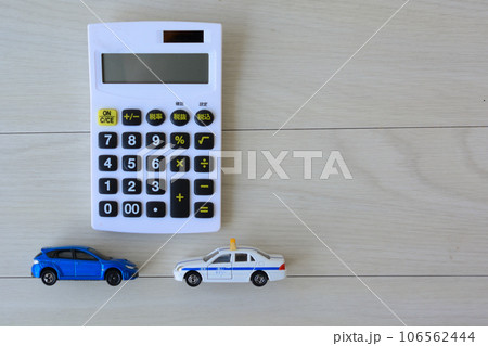 青いミニカーとタクシーのミニカーと電卓 青いミニカーとタクシーのミニカーと電卓 106562444