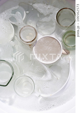 Washing used drinking glasses and cups 106562573