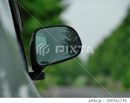 車のサイドミラーと並木道の風景 車のサイドミラーと並木道の風景 106562730