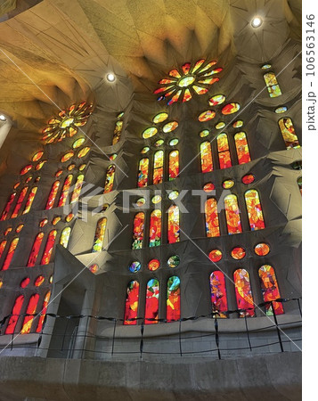 サグラダファミリアのステンドグラス 106563146