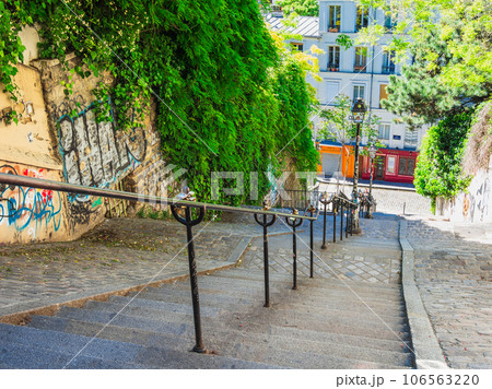 パリ　モンマルトルの丘 106563220