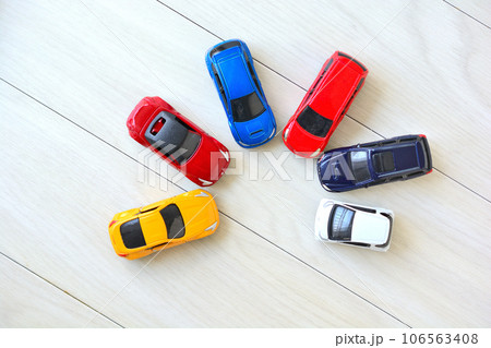 たくさん集まったカラフルなミニカー たくさん集まったカラフルなミニカー 106563408