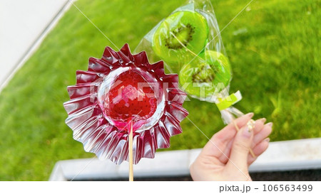 夏祭りのフルーツ飴のいちご飴とキウイ飴 夏祭りのフルーツ飴のいちご飴とキウイ飴 106563499