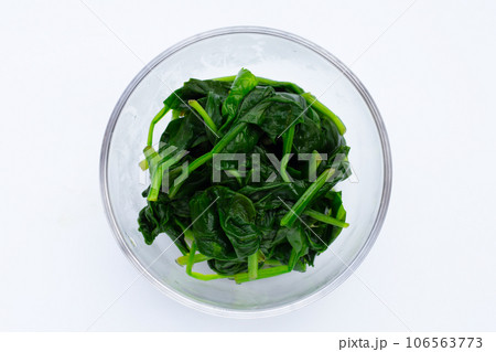 Boiled spinach in glass bowl on white background. 106563773