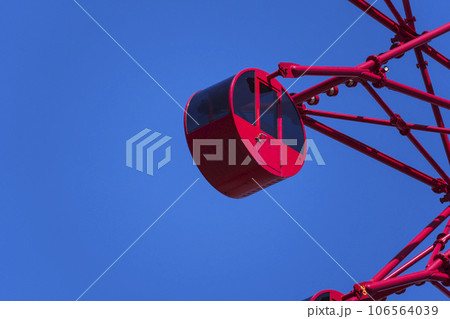 大阪梅田　HEP FIVEの赤い観覧車　ゴンドラのアップ 106564039