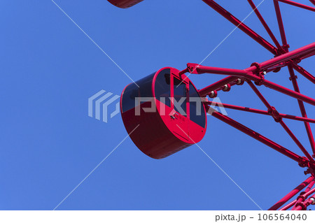大阪梅田 HEP FIVEの赤い観覧車 ゴンドラのアップ 大阪梅田 HEP FIVEの赤い観覧車 ゴンドラのアップ 106564040