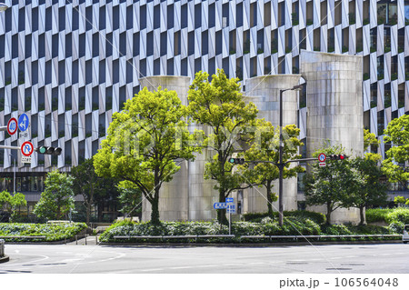 梅田吸気塔と阪神梅田本店の外壁 106564048