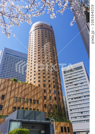 満開の桜に包まれた大阪マルビル 106564059